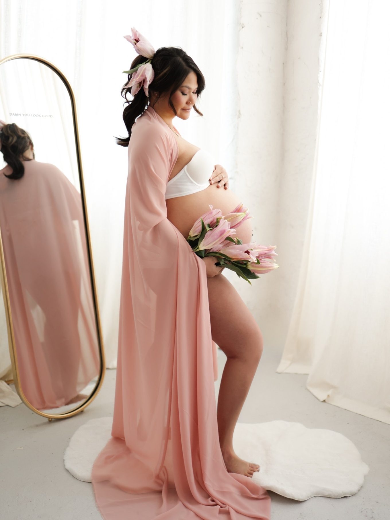 Séance grossesse en studio, robe rose et lys