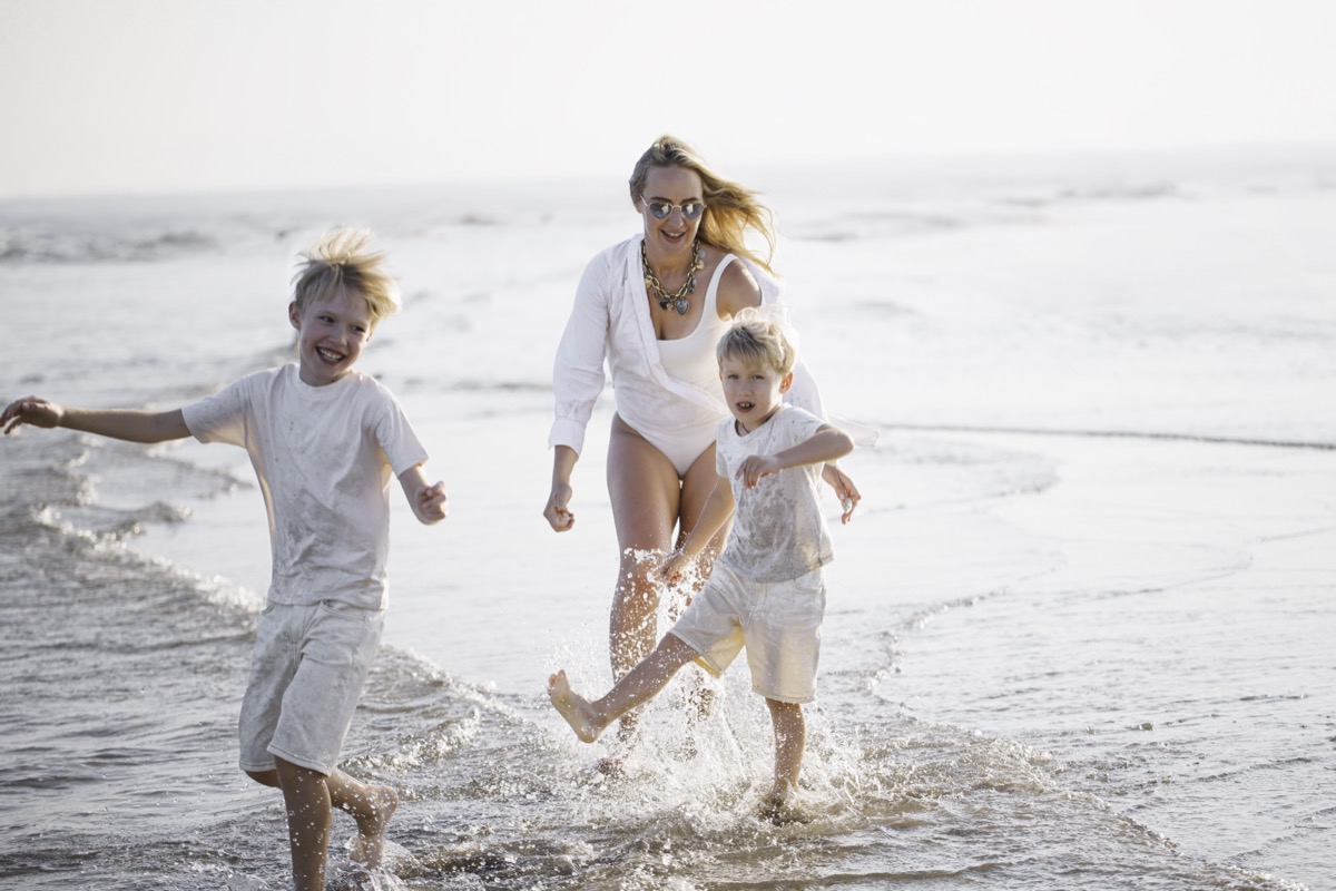 Famille dans l'eau, les enfants courent